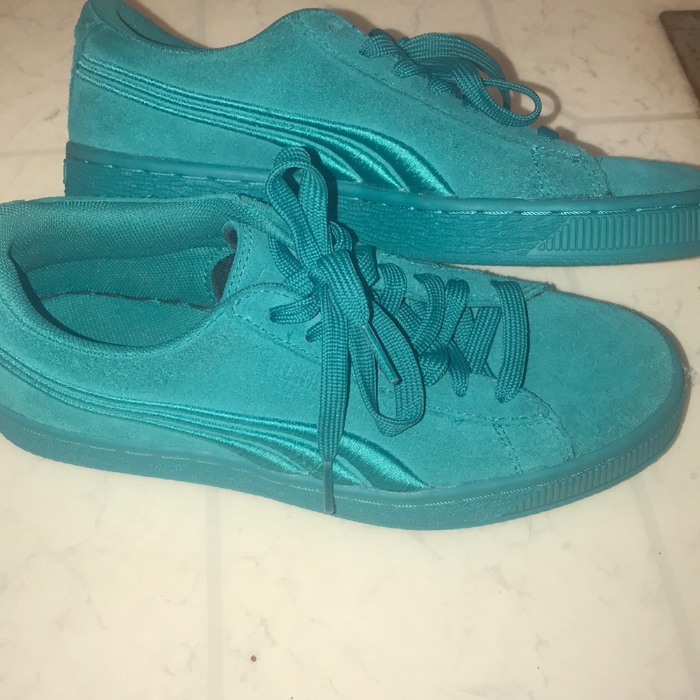 Women or Kids Turquoise Pumas